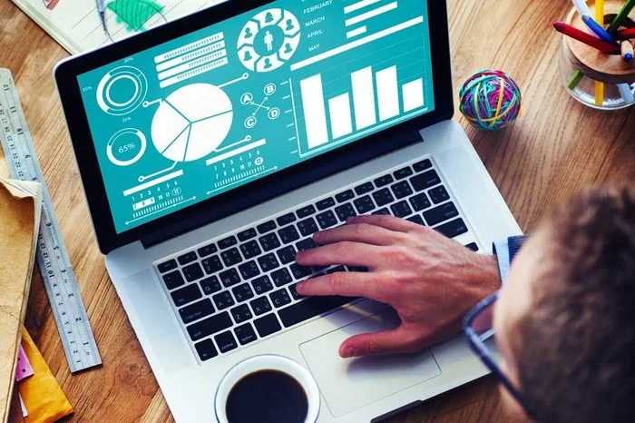 Personne travaillant sur son ordinateur